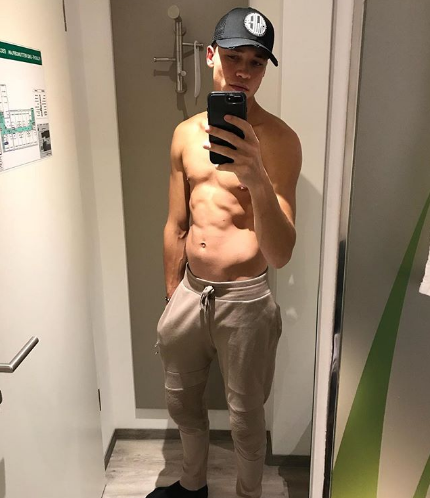 Body 5 múi của người mẫu Hà Lan khiến bao trái tim thiếu nữ nao núng.