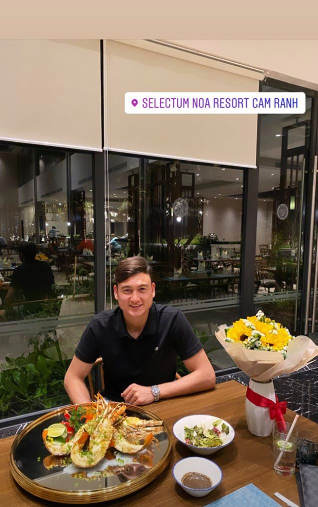 Văn Lâm tỏ ra thích thú khi được thưởng thức các món ăn tại Nha Trang. Tâm trạng của chàng thủ môn Việt kiều này khá tốt khiến người hâm mộ bớt lo lắng phần nào về chấn thương không rõ nguyên do mà anh gặp phải cách đây vài ngày.