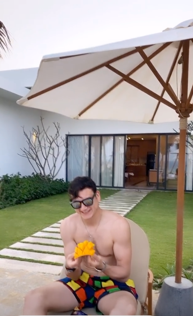 Chưa dừng trên Facebook, thủ môn Đặng Văn Lâm lại tiếp tục "dội bom" trên story khi đăng tải khoảnh khắc cởi trần ngồi bên hồ bơi ăn xoài. Hiện anh được người hâm mộ bình chọn là nam cầu thủ quyến rũ, đẹp trai nhất Việt Nam.