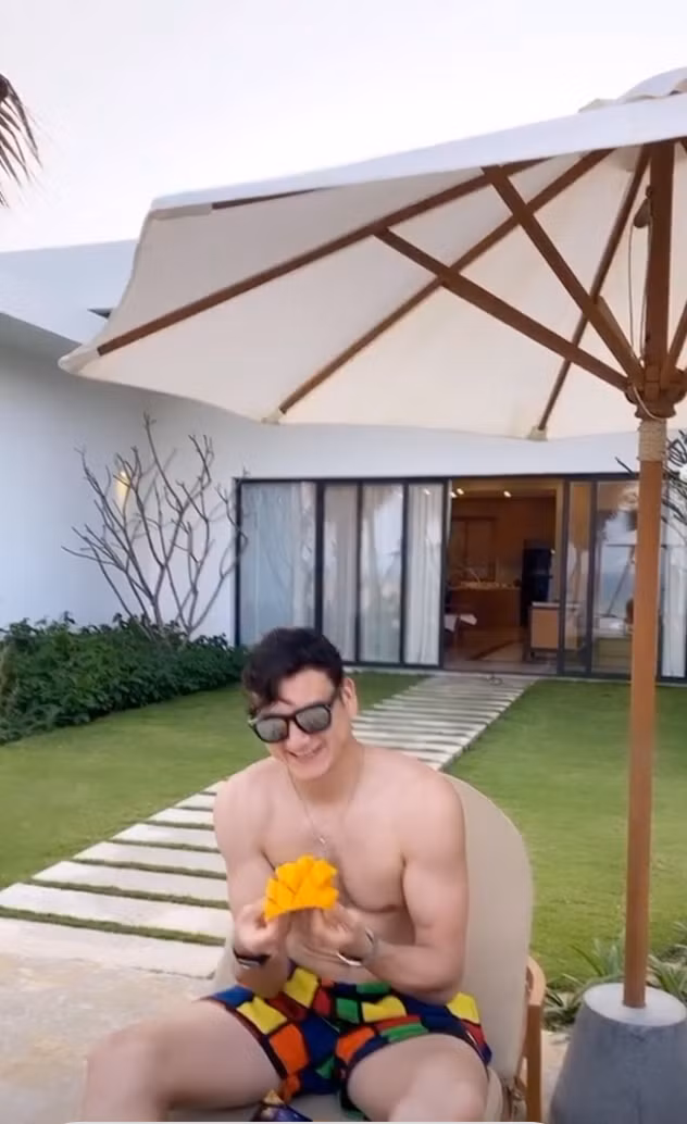 Chưa dừng trên Facebook, thủ môn Đặng Văn Lâm lại tiếp tục "dội bom" trên story khi đăng tải khoảnh khắc cởi trần ngồi bên hồ bơi ăn xoài. Hiện anh được người hâm mộ bình chọn là nam cầu thủ quyến rũ, đẹp trai nhất Việt Nam.