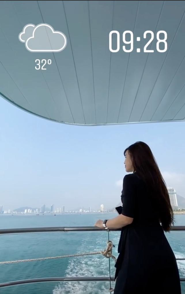 Đi du lịch miền biển, Yến Xuân thỏa sức khoe body nóng bỏng. Nàng WAGs đăng tải một số tấm hình diện bikini nhỏ xíu trên trang cá nhân và nhận được vô số lời khen.