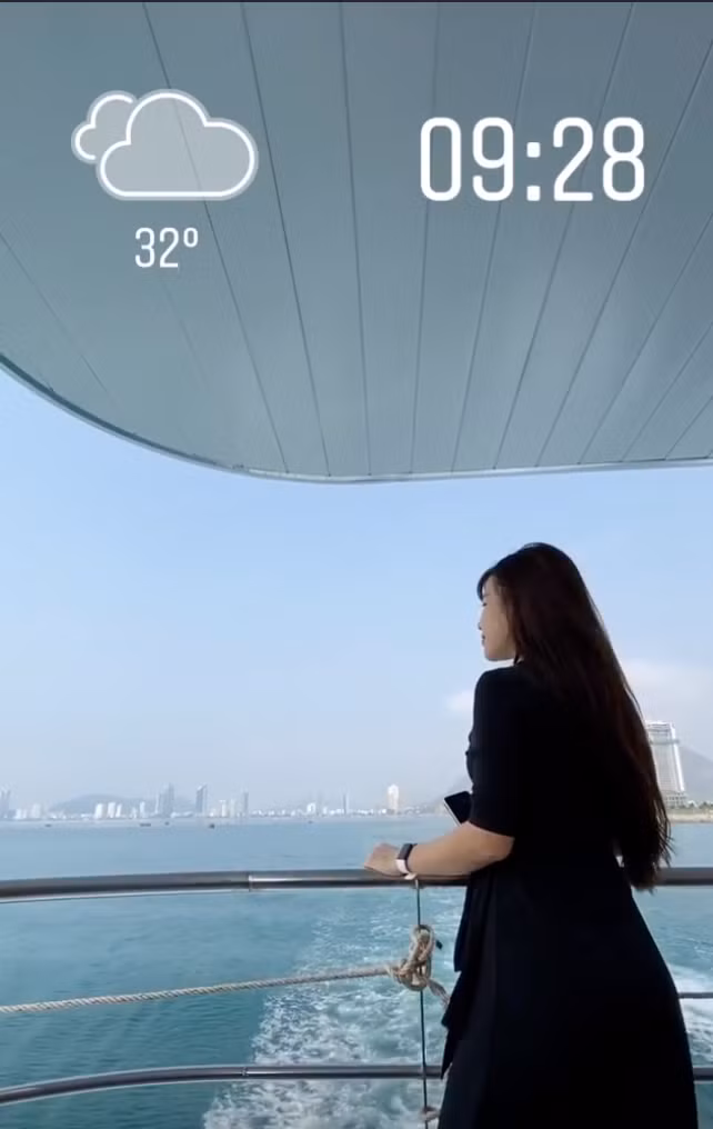 Đi du lịch miền biển, Yến Xuân thỏa sức khoe body nóng bỏng. Nàng WAGs đăng tải một số tấm hình diện bikini nhỏ xíu trên trang cá nhân và nhận được vô số lời khen.