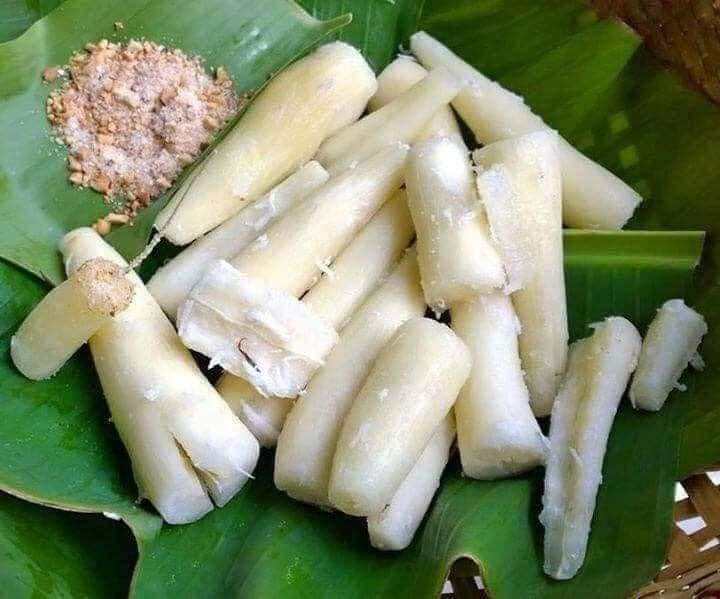 Sắn luộc chấm vừng.