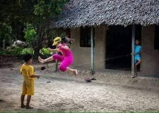 Khi công nghệ chưa phát triển, chưa có smart phone, internet, thì những trò chơi nhảy dây như thế này lên ngôi.