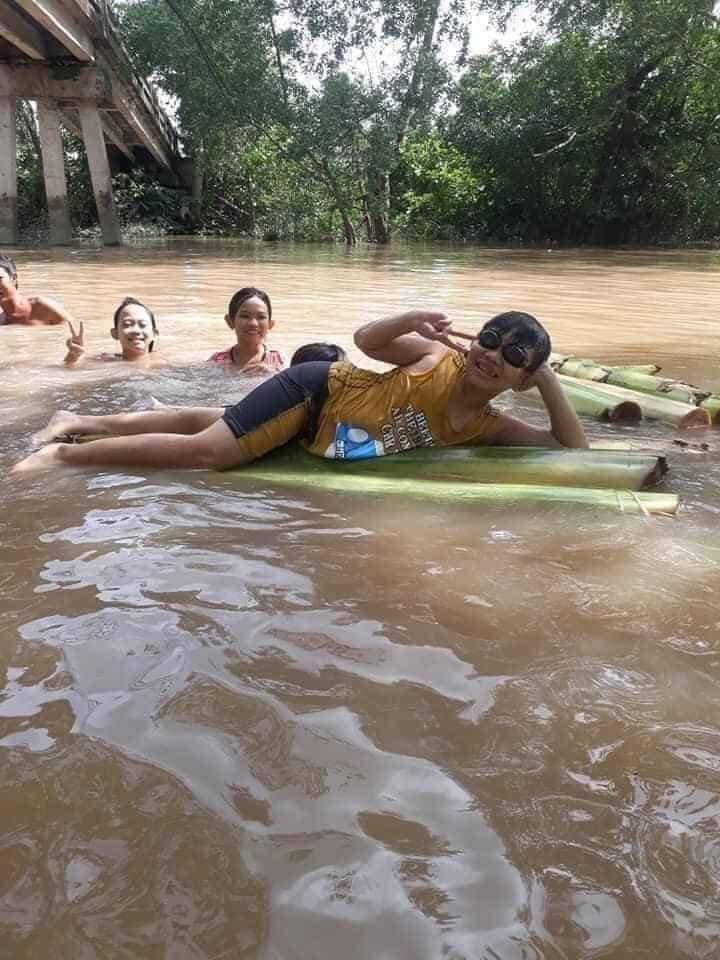 Những chiếc bè tự chế làm từ cây chuối gợi về những buổi trưa không ngủ trốn bố mẹ đi chơi với lũ bạn hàng xóm.