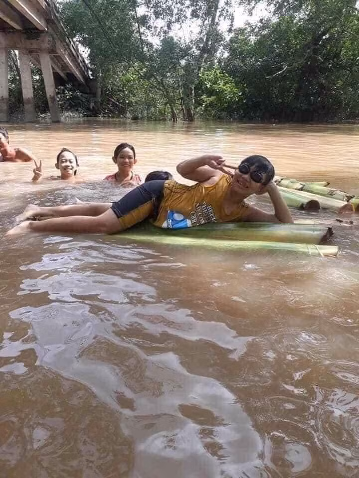 Những chiếc bè tự chế làm từ cây chuối gợi về những buổi trưa không ngủ trốn bố mẹ đi chơi với lũ bạn hàng xóm.