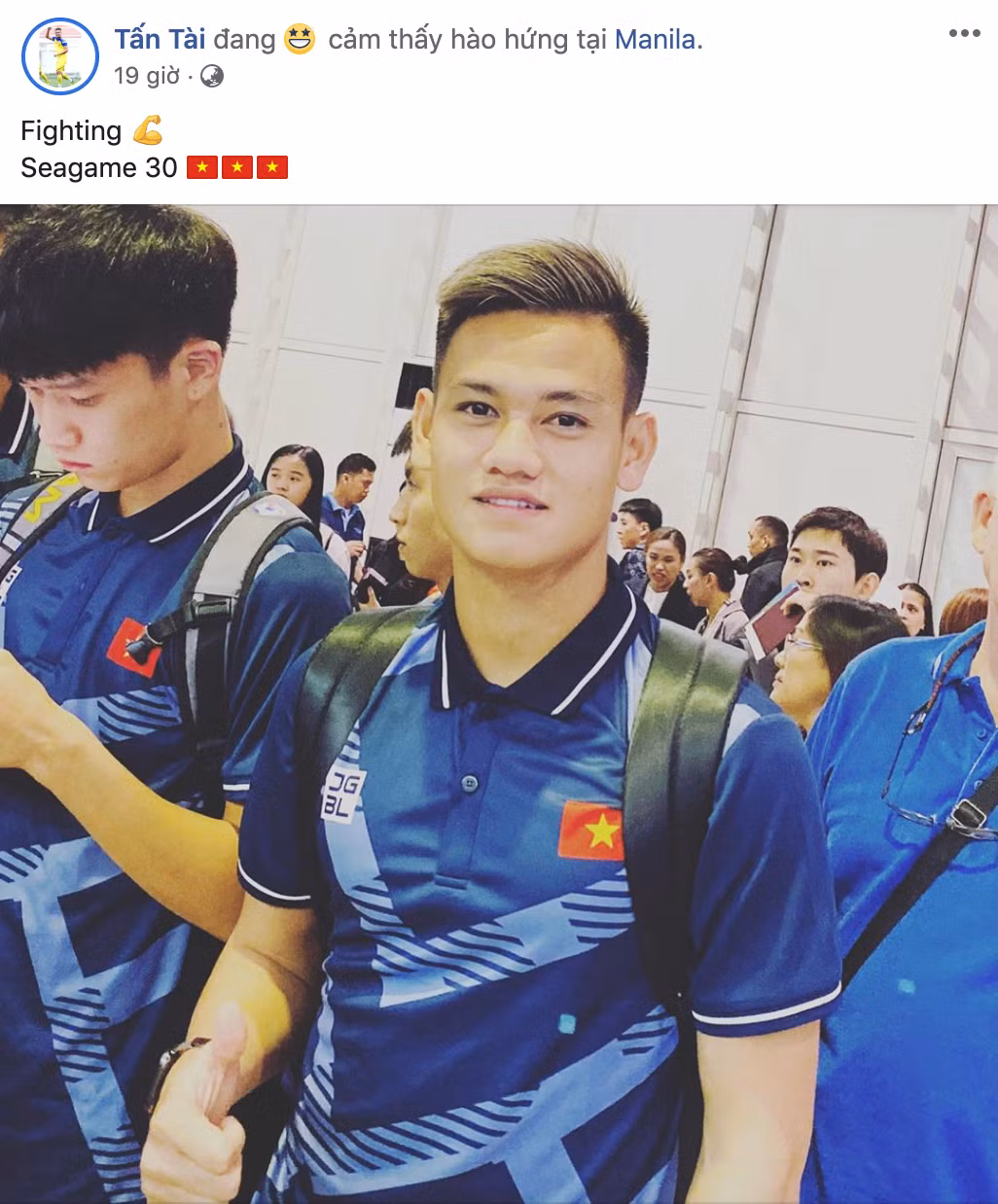 Là cầu thủ chăm chỉ cập nhật hình ảnh trên mạng xã hội, Hồ Tấn Tài cũng tranh thủ chụp ảnh ngay khi vừa đáp máy bay xuống Philippines.