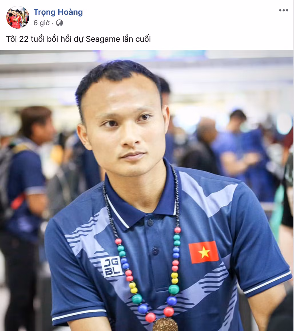 Là 1 trong 2 cầu thủ hơn tuổi được gọi vào đội tuyển U22 Việt Nam sang Philippines, Trọng Hoàng bồi hồi chia sẻ khoảnh khắc lần cuối cùng được tham dự SEA Games.