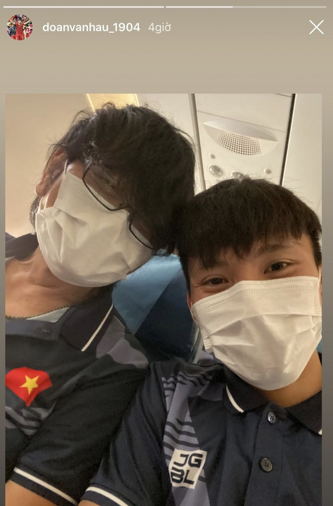 "Ông giời" Đoàn Văn Hậu cũng chụp ảnh cùng bác sĩ Choi Ju-young trước khi máy bay cất cánh. Ở trận đấu Việt Nam - Thái Lan diễn ra vào ngày 19/11 vừa rồi, Văn Hậu gây ấn tượng bởi lối chơi lăn xả với những pha cứu bóng đẳng cấp.