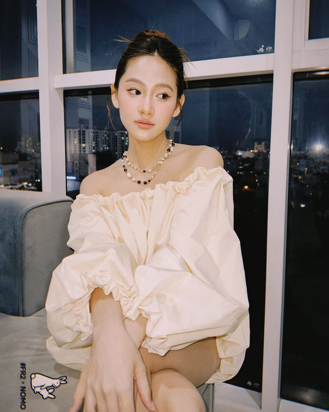 Phong cách thời trang đời thường của Hoa cũng rất đa dạng, được đánh giá là nữ tính, hiện đại nhưng cũng rất phù hợp với lứa tuổi.