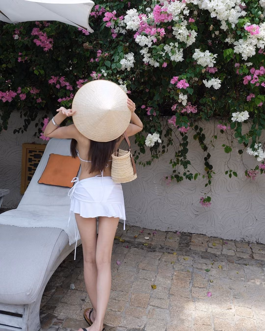 Túc Anh Hoa từng theo học trường Đại học Thủ đô Hà Nội, ngành Giáo dục Tiểu học.