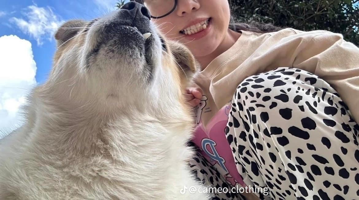 Bộ nhá của chủ và cún cưng đều có 1 chiếc "thập thò".