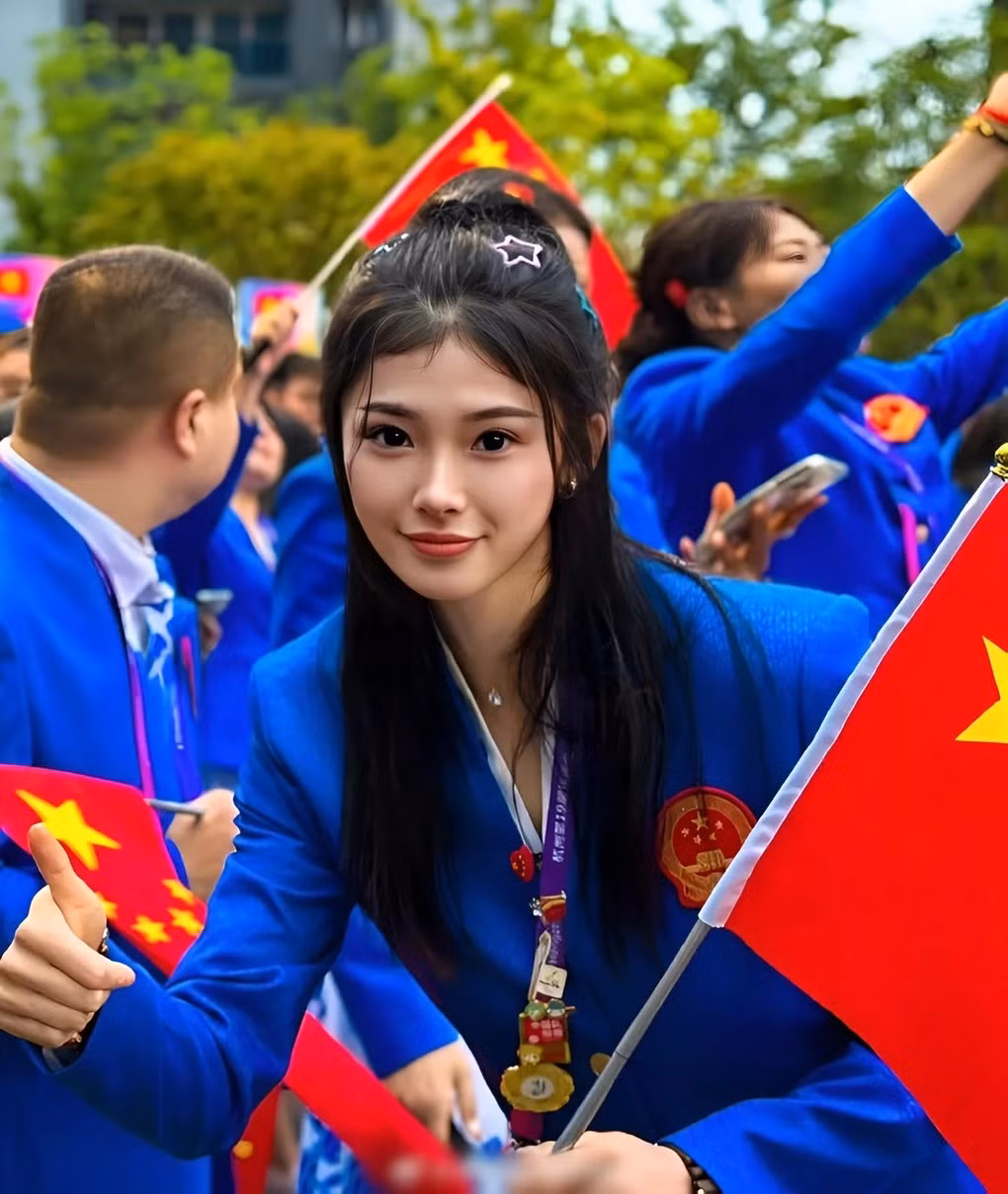 Bên cạnh sự chỉ trích vì trang điểm đậm khi thi đấu, Wu Yanni còn bị nhiều người nghi ngờ đã phẫu thuật thẩm mỹ. Nữ vận động viên cho biết, cô không làm gì khác ngoài việc cắt mí mắt.