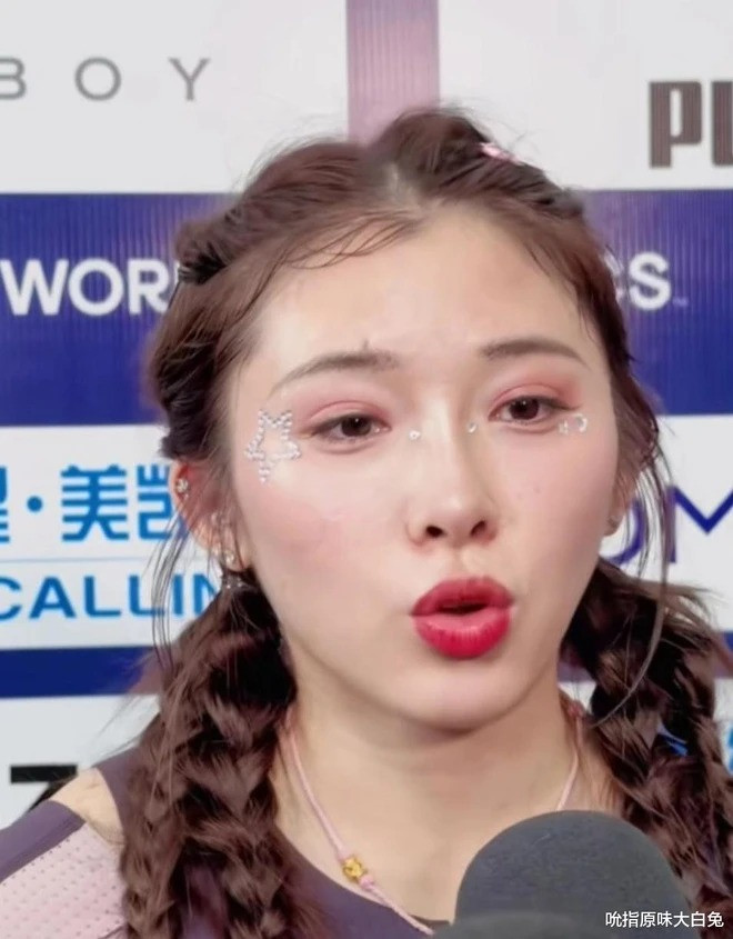 Wu Yanni sở hữu chiều cao 1,75m, vóc dáng săn chắc cùng gương mặt xinh xắn nên được cộng đồng mạng ưu ái gọi là "nữ thần điền kinh" hay "thiên thần trên đường chạy".