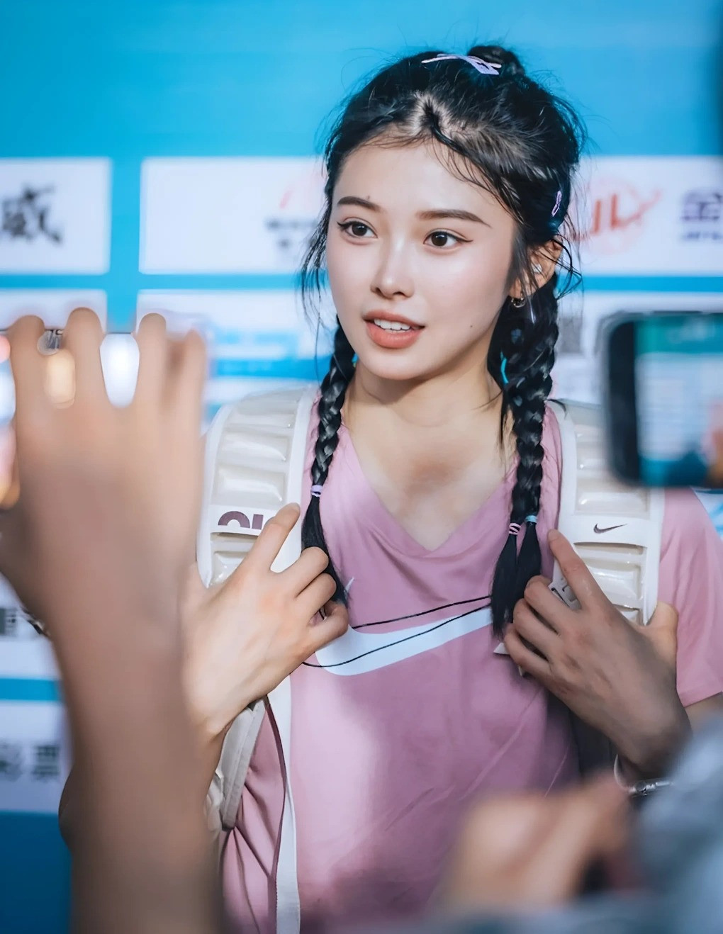 Trước nhiều ý kiến trái chiều từ người hâm mộ, Wu Yanni đã lên tiếng giải thích: "Tôi không biết trước kết quả thi đấu, nhưng tôi sẽ luôn chủ động chuẩn bị cho mình vẻ ngoài chỉn chu, xinh đẹp nhất bởi tôi tôn trọng khán giả. Điều này cũng mang lại cho tôi cảm giác tự tin và khích lệ"