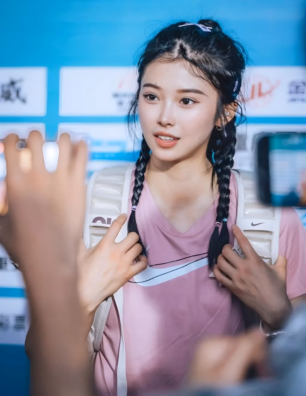 Trước nhiều ý kiến trái chiều từ người hâm mộ, Wu Yanni đã lên tiếng giải thích: "Tôi không biết trước kết quả thi đấu, nhưng tôi sẽ luôn chủ động chuẩn bị cho mình vẻ ngoài chỉn chu, xinh đẹp nhất bởi tôi tôn trọng khán giả. Điều này cũng mang lại cho tôi cảm giác tự tin và khích lệ"