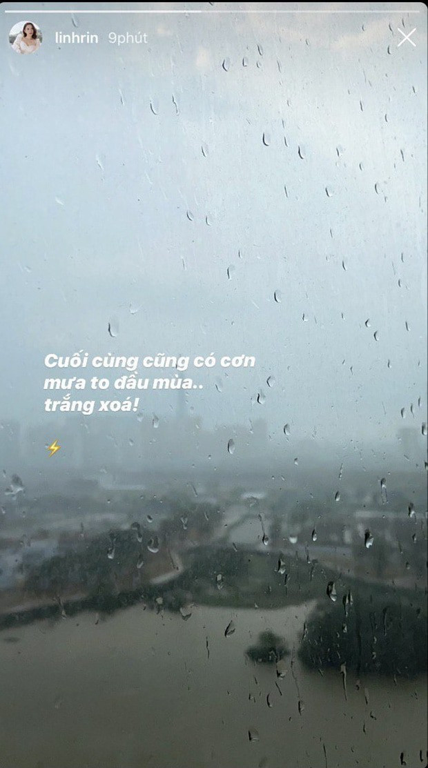 Cô nàng cũng chia sẻ trạng thái hết sức tâm trạng "Cuối cùng cũng có cơn mưa to đầu mùa... Trắng xóa".