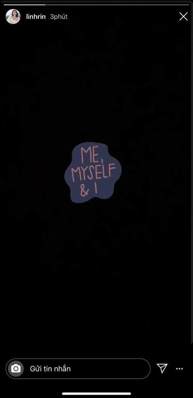 Ngay tiếp sau đó, cô nàng lại đăng tải trạng thái: "Me, Myself &amp; I" ám chỉ về việc chỉ có một mình, tự nỗ lực và yêu thương chính bản thân. Không rõ những dòng trạng thái này, hot girl Linh Rin đang muốn nhắn gửi tới ai hay chỉ đơn giản là tâm trạng vu vơ?