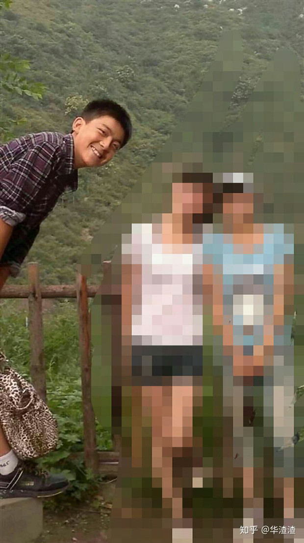 Hoa Thiếu Khải, sinh năm 1996, đến từ Hắc Hà, tỉnh Hắc Long Giang (Trung Quốc) hiện đang được cộng đồng mạng Trung Quốc chú ý nhờ màn dậy thì thành công. Từ một chàng trai đen nhẻm, lùn tịt anh chàng xuất sắc trở thành nam thần vạn người mê.