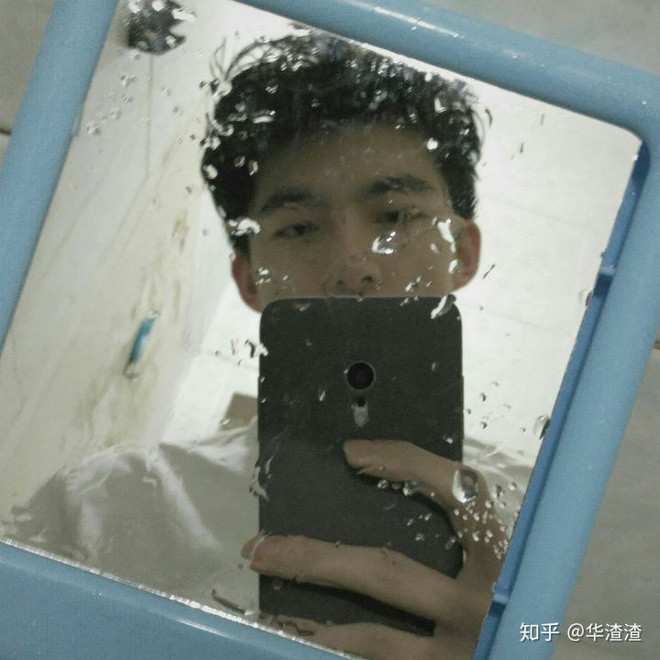 Hiện tại, Thiếu Khải đang là nhiếp ảnh gia, đây cũng là ước mơ của anh chàng từ khi vẫn còn ngồi trên ghế nhà trường.