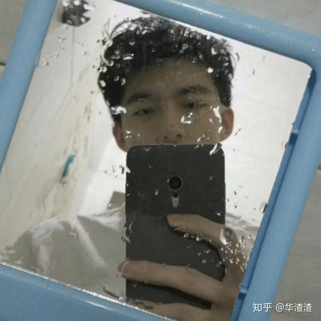 Hiện tại, Thiếu Khải đang là nhiếp ảnh gia, đây cũng là ước mơ của anh chàng từ khi vẫn còn ngồi trên ghế nhà trường.