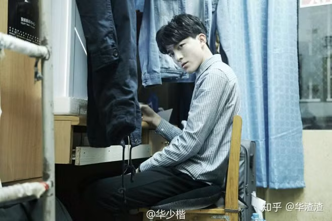 "Ngoại hình chỉ là phù phiếm, sớm có được nhưng cũng dễ mất đi. Là một người trẻ, bạn phải cống hiến, phải nô lực, đó mới là hạnh phúc thật sự" - Hot boy 9X cho biết.