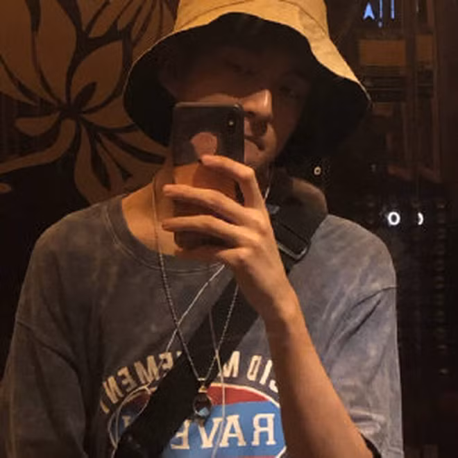 Trong khi các bạn nam đồng trang lứa bắt đầu phát triển chiều cao, vỡ giọng ồm thì Thiếu Khải chẳng có chút thay đổi nào dù đã đến tuổi dậy thì, điều này khiến anh chàng khá lo lắng.