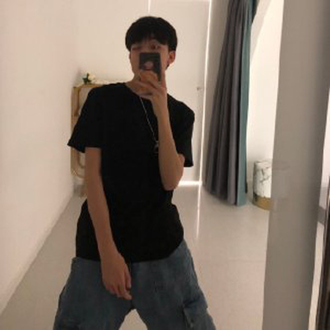 Hoa Thiếu Khải cho biết, trước kia anh sở hữu ngoại hình không ưa nhìn với nước da đen nhẻm, chiều cao khiêm tốn. Hơn nữa khi đó vẫn ham chơi, chưa để ý ngoại hình nên cách ăn mặc có phần quê mùa. Chẳng thế mà năm lần bảy lượt tỏ tình để bị crush từ chối phũ phàng.