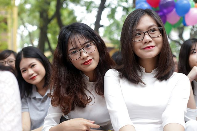 Dân mạng trông chờ dàn gái xinh mới của Phan Đình Phùng năm học tới sẽ nối tiếp truyền thống nổi tiếng nhờ ảnh khai giảng của đàn chị đi trước.