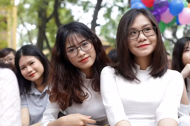 Dân mạng trông chờ dàn gái xinh mới của Phan Đình Phùng năm học tới sẽ nối tiếp truyền thống nổi tiếng nhờ ảnh khai giảng của đàn chị đi trước.