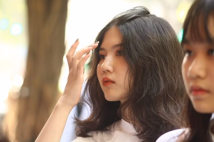 "Không phải tự dưng trường này nổi tiếng nhiều gái xinh đâu nhỉ, năm nào cũng thấy dàn nữ sinh xinh xắn lên báo", tài khoản N.M bình luận.