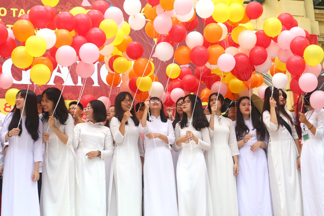 THPT Việt Đức cũng là cái tên nổi bật với nhiều nữ sinh duyên dáng, nổi bật trong lễ khai giảng.