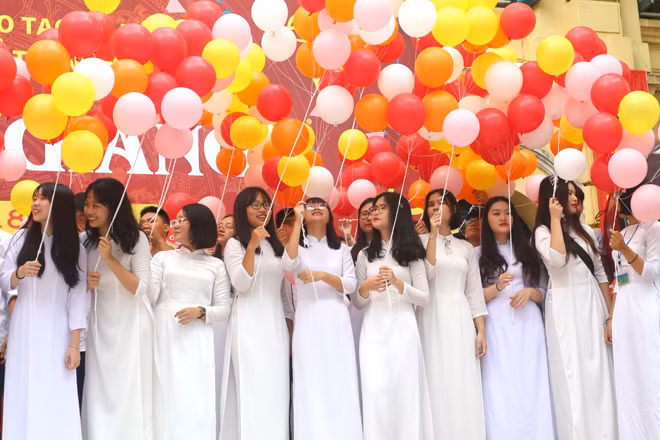 THPT Việt Đức cũng là cái tên nổi bật với nhiều nữ sinh duyên dáng, nổi bật trong lễ khai giảng.