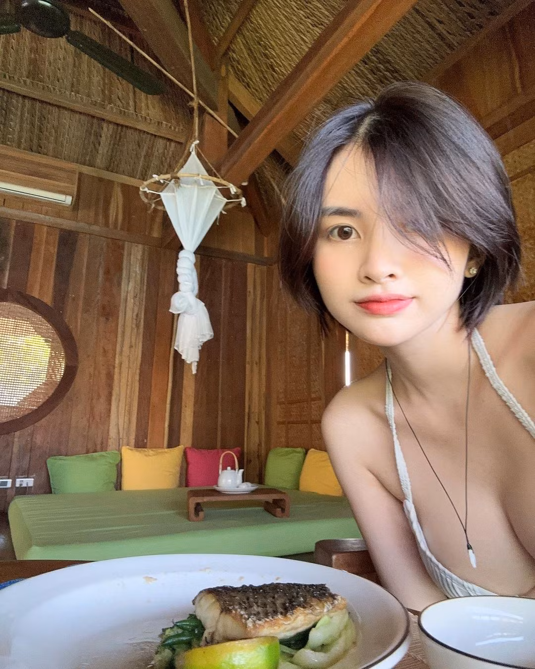 Cô nàng sở hữu vòng 1 căng đầy, dù chỉ chụp ảnh nửa người thôi cũng đủ khiến nhiều người phải xuýt xoa.