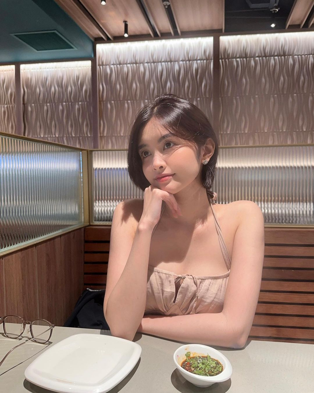 Nàng hot girl sở hữu gương mặt xinh xắn, đôi mắt to tròn cùng làn da trắng phát sáng.