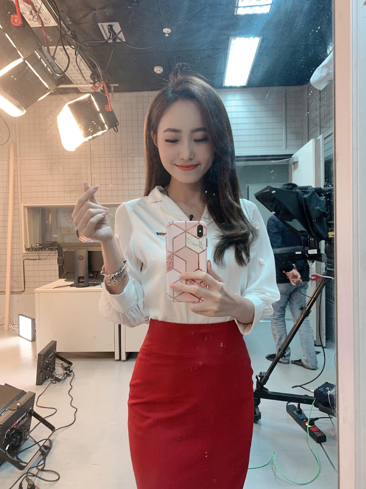 Giống như nhiều nữ MC VTV khác, Xuân Anh sở hữu nhan sắc xinh đẹp với ngũ quan hài hòa, mái tóc xoăn dài và cách ăn mặc kín đáo, nữ tính. Cô nàng từng chia sẻ rất ngưỡng mộ những đồng nghiệp có phong cách sexy nhưng bản thân lại không phù hợp với lối ăn mặc đó.