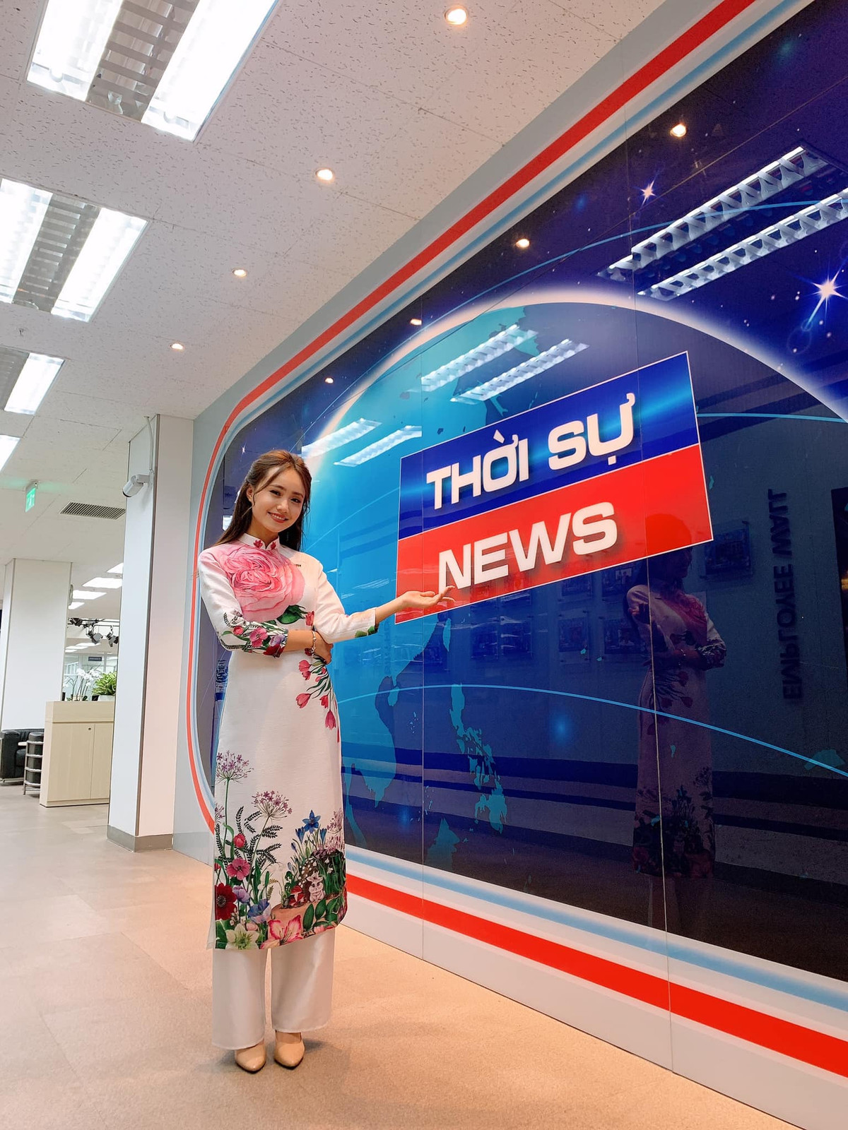 Trên trang cá nhân, nữ MC thường xuyên chia sẻ hình ảnh liên quan đến cuộc sống thường nhật như làm việc, đi chơi, tụ tập bạn bè.