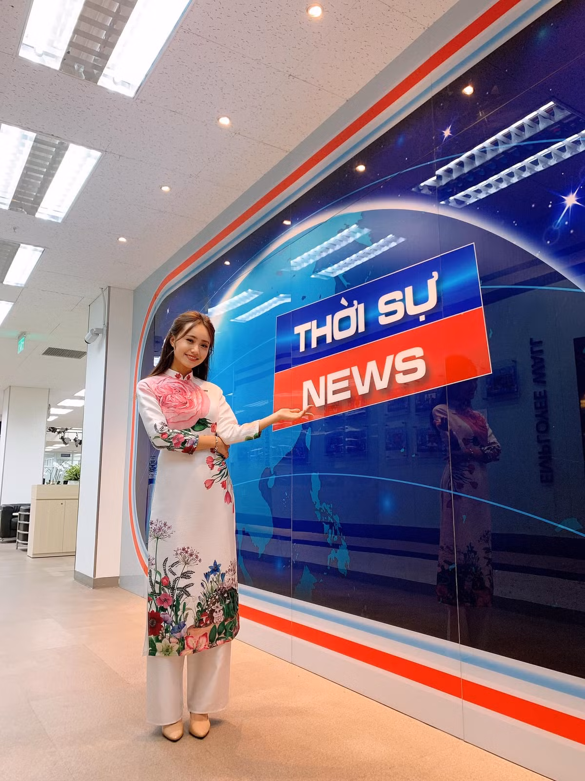 Trên trang cá nhân, nữ MC thường xuyên chia sẻ hình ảnh liên quan đến cuộc sống thường nhật như làm việc, đi chơi, tụ tập bạn bè.