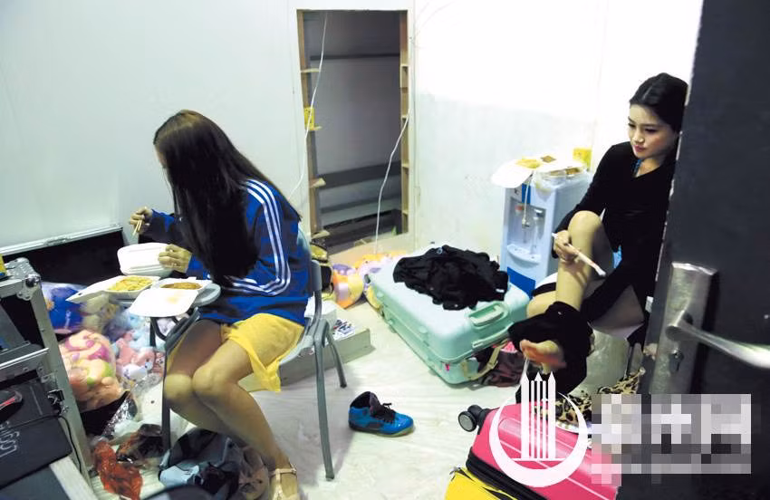 Liêu Song Linh, đã làm người mẫu được hai năm. Cô bị sốt đến 39 độ nhưng vẫn miệt mài tạo dáng, năm ngày diễn ra chương trình, lênh khênh trên đôi giày cao gót 14cm, cười cười nói nói, sau khi kết thúc, Song Linh cảm thấy thân thể không còn là của mình. Tuy nhiên, cô không thể bỏ cuộc vì nếu xin nghỉ cô sẽ không nhận được những lời mời làm người mẫu nữa.