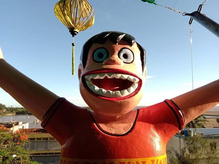 Không rõ người làm cố tình hay do kỹ thuật chưa vững mà một loạt bức tượng này được ra lò đã làm cho dân tình được một phen "ôm bụng cười".