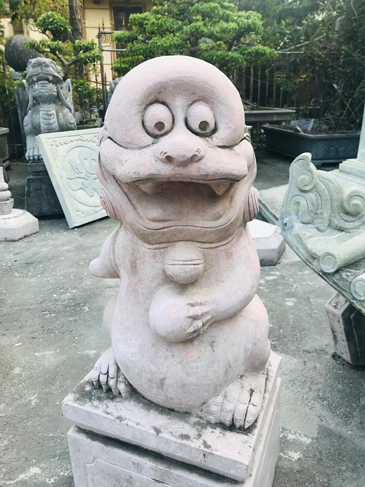 Dân mạng cho rằng đây là bức tượng kỳ lân lai với Doremon vì nó liên tục nở nụ cười tươi rói. Hình ảnh trên được đăng tải đã trở thành dịp để cư dân mạng cười đùa về những bức tượng phiên bản lỗi như vậy.