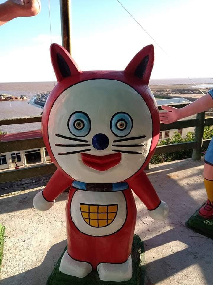 Chú mèo máy Doremi này chắc hẳn là phiên bản lỗi, dân mạng còn trêu đùa rằng nhân vật này đã đi phun môi trước khi trở thành một bức tượng.