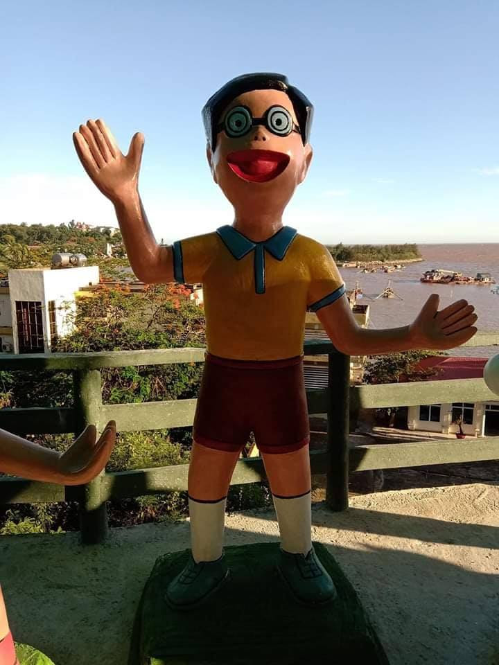 Thế nhưng những bức tượng phiên bản lỗi về Nobita và những người bạn này lại hoàn toàn trái ngược với những gì nhiều người nghĩ. Mặc dù đây là nhân vật truyện tranh nổi tiếng thế nhưng tạo hình ngoài đời thực khiến nhiều bạn trẻ phải bật cười.