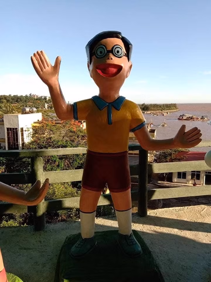 Thế nhưng những bức tượng phiên bản lỗi về Nobita và những người bạn này lại hoàn toàn trái ngược với những gì nhiều người nghĩ. Mặc dù đây là nhân vật truyện tranh nổi tiếng thế nhưng tạo hình ngoài đời thực khiến nhiều bạn trẻ phải bật cười.