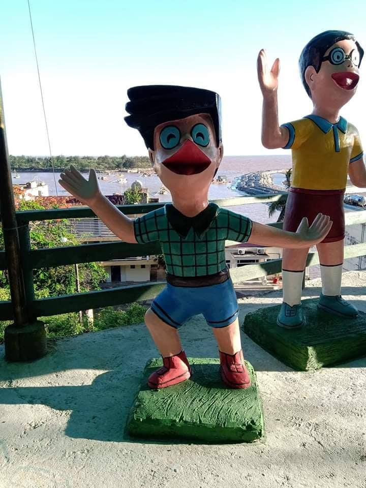 Nobita trong truyện vốn dĩ là một cậu bé khá ngốc nghếch, nhưng có lẽ người đúc tượng đã quá tay khi khắc hoạ cậu ra ngoài đời thực.