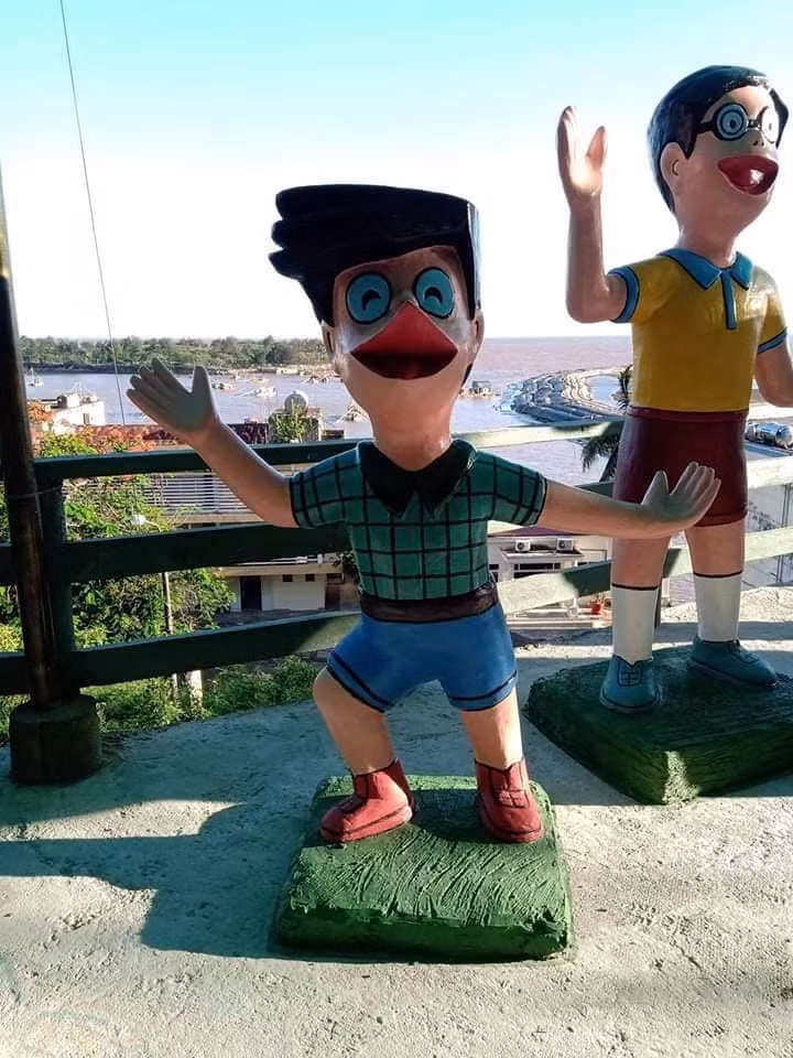 Nobita trong truyện vốn dĩ là một cậu bé khá ngốc nghếch, nhưng có lẽ người đúc tượng đã quá tay khi khắc hoạ cậu ra ngoài đời thực.