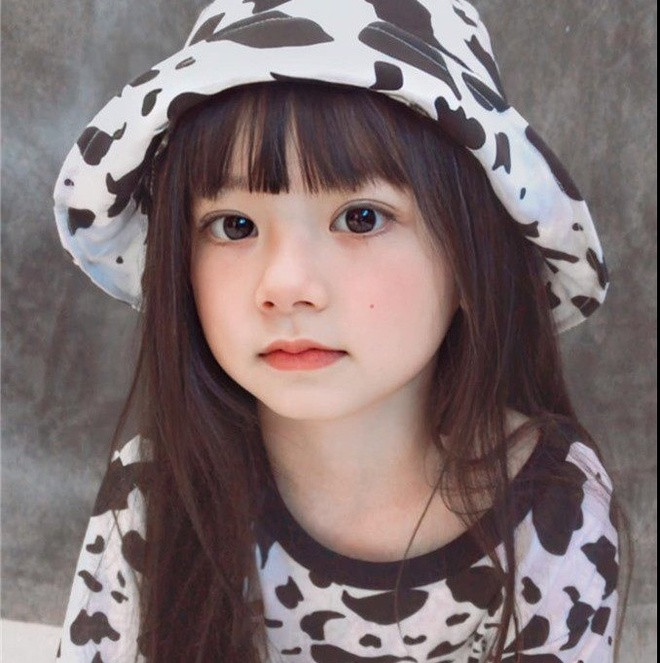 Bên cạnh làm mẫu, Onew còn thể hiện nhiều tài năng khác như nhảy múa và ca hát. Cô bé có kênh vlog riêng thu hút gần 800.000 người theo dõi. Đó là nơi "thiên thần nhí" đăng những clip khoe vũ đạo đáng yêu cùng giọng ca ngọt ngào.