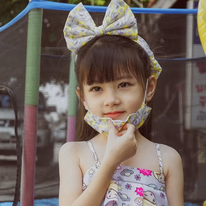 Hiện Onew làm người mẫu cho một số nhãn hàng thời trang trẻ em dưới sự quản lý của cha mẹ.