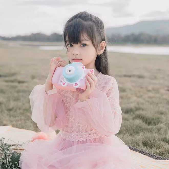 Onew có trang cá nhân chung với em trai tên Noar. Cả hai chị em thường xuyên cùng làm mẫu trong các bộ hình quảng cáo.