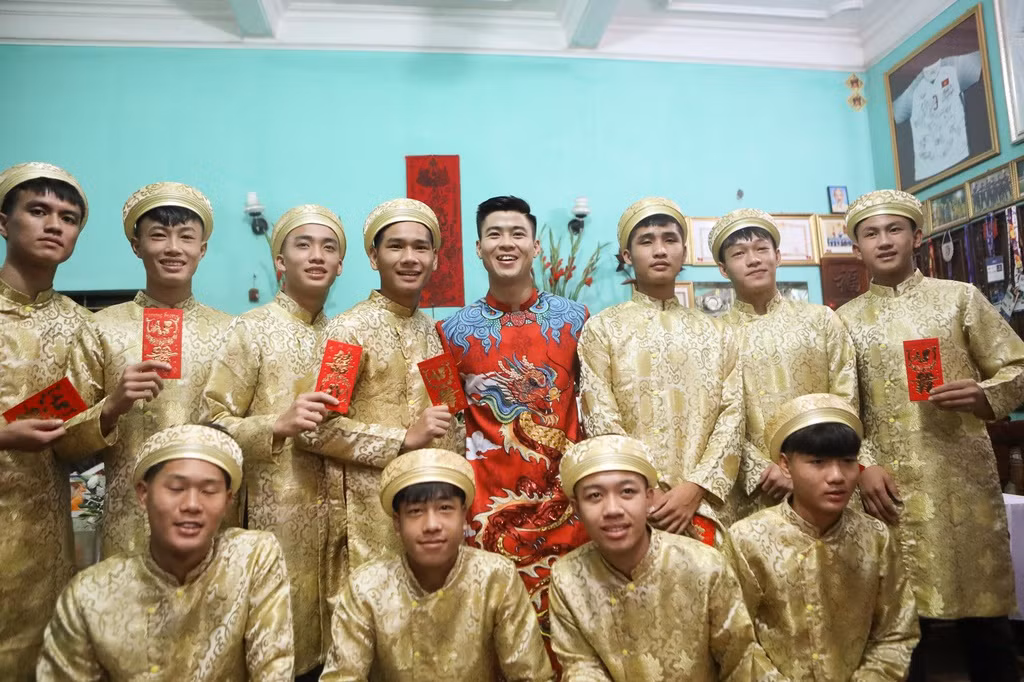 Dàn bê tráp của nhà chú rể Duy Mạnh. Có thể thấy, gia đình nam cầu thủ chuẩn bị 11 tráp để đi hỏi vợ cho con trai, đây được coi là phần lễ khá lớn. Thông thường nhiều gia đình chỉ chuẩn bị 9 tráp.